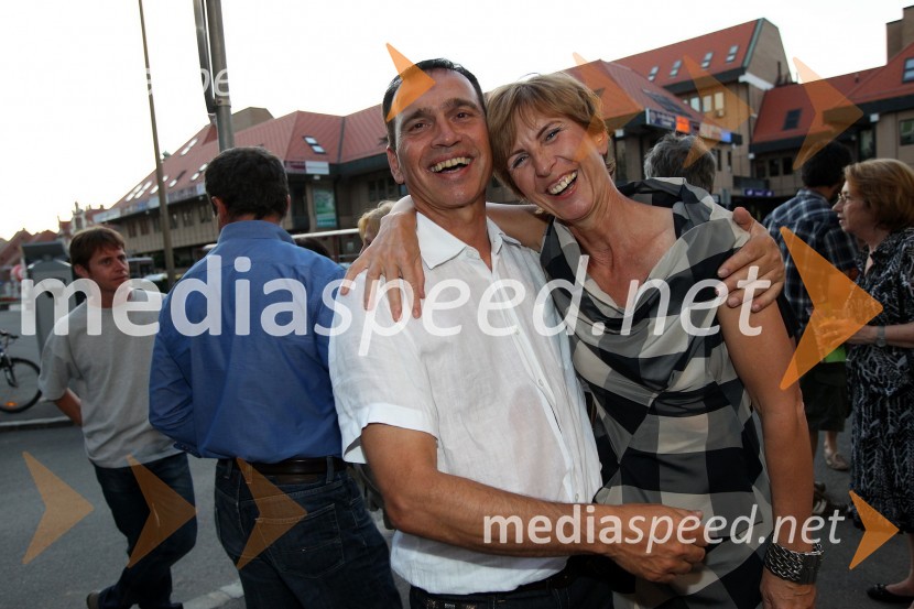 Miklavž Borec, poslovnež in Alenka Flisar, stilistkaVrtni palčki okupirali Maribor, galerija Hest