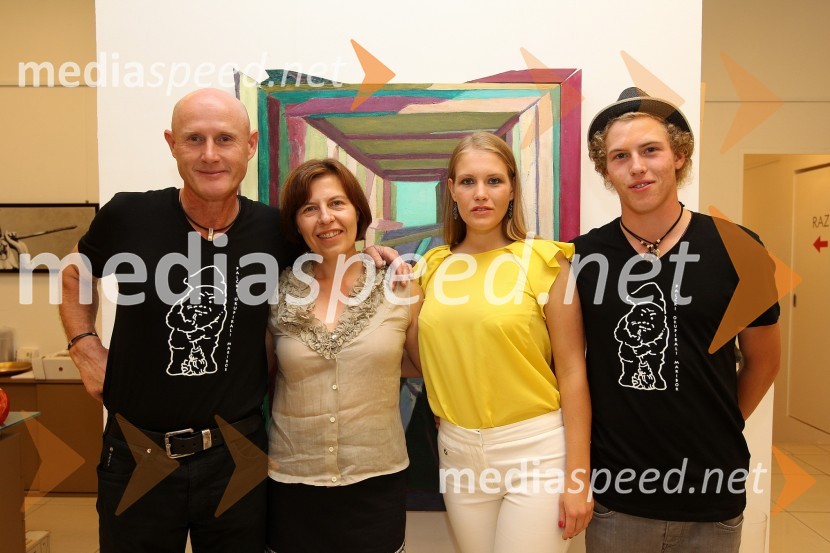 Emil in Bojana Šarkanj, lastnika galerije Hest ter njuna otroka Tajda in EnejVrtni palčki okupirali Maribor, galerija Hest