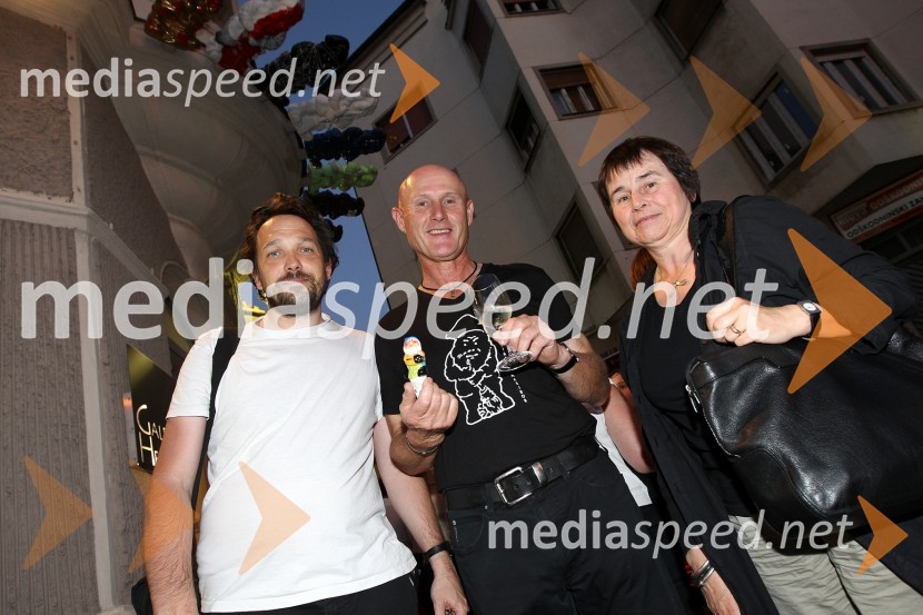 Matej Andraž Vogrinčič, umetnik, Emil Šarkanj, lastnik galerije Hest in Breda Ilich KlančnikVrtni palčki okupirali Maribor, galerija Hest