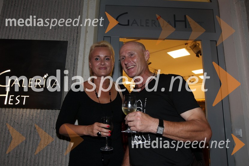 Sanja Snežič Šlajmer in Emil Šarkanj, lastnik galerije HestVrtni palčki okupirali Maribor, galerija Hest