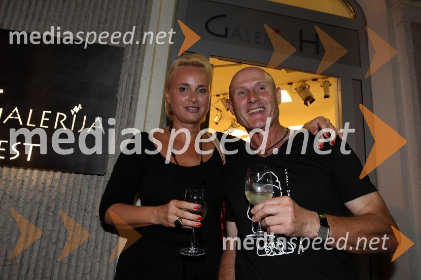 Sanja Snežič Šlajmer in Emil Šarkanj, lastnik galerije HestVrtni palčki okupirali Maribor, galerija Hest
