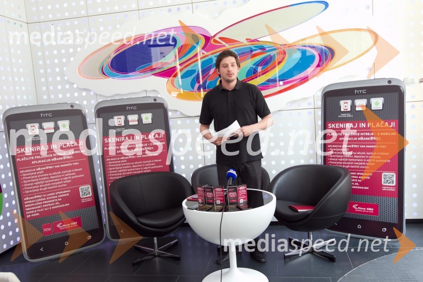 Tin Vodopivec, stand up komikNova KBM, predstavitev mobilne aplikacije mBANK@Net