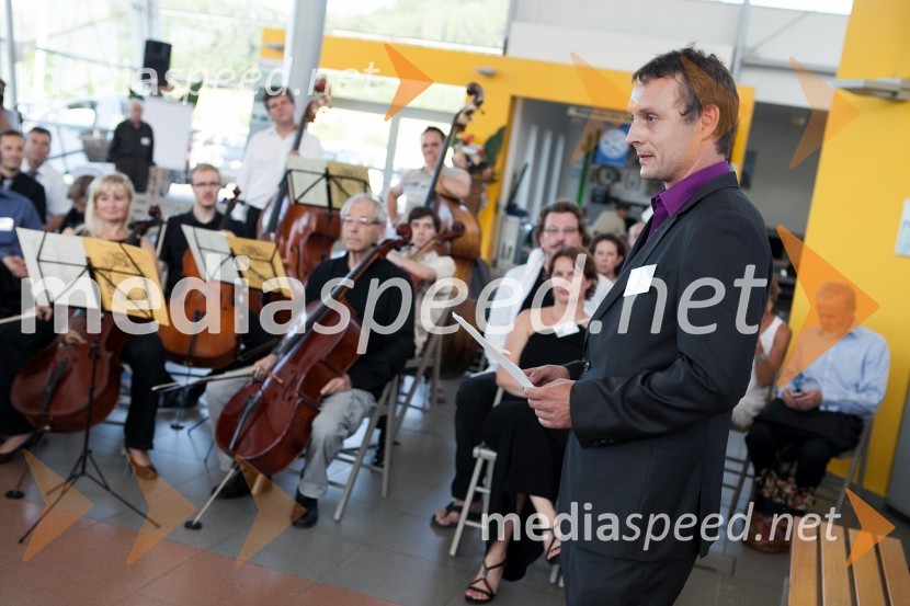 Peter Srpčič, direktor Mestnega gledališča Ptuj; v ozadju orkerster Camerata LabacensisTerra Parzival se prebuja