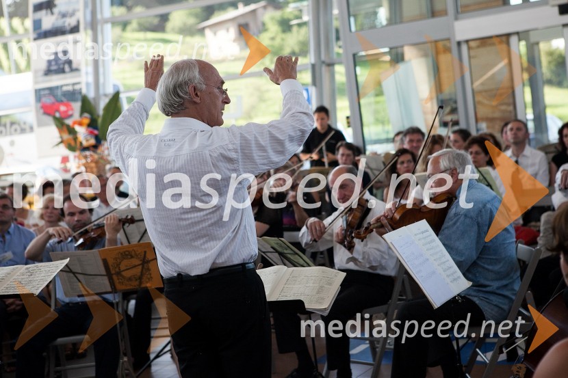 Franc Avsenek, dirigent Camerata Labacensis  in orkester Camerata LabacensisTerra Parzival se prebuja