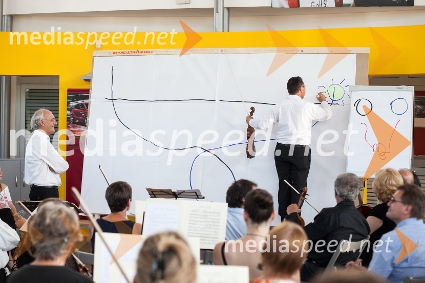 Franc Avsenek, dirigent Camerata Labacensis in Miha Pogačnik, violinist in Kulturni ambasador Republike SlovenijeTerra Parzival se prebuja