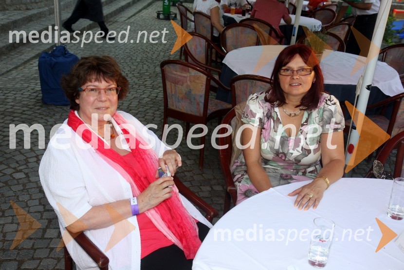 Barbara Weiler, poslanka EU in Marjana Kreitner, predsednica LDS Maribor20. Festival Lent, zaključek 24. folklornega festivala Folkart