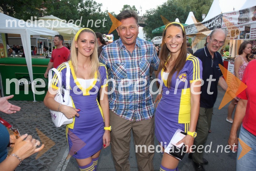 Borut Pahor, predsednik SD s hostesama20. Festival Lent, zaključek 24. folklornega festivala Folkart