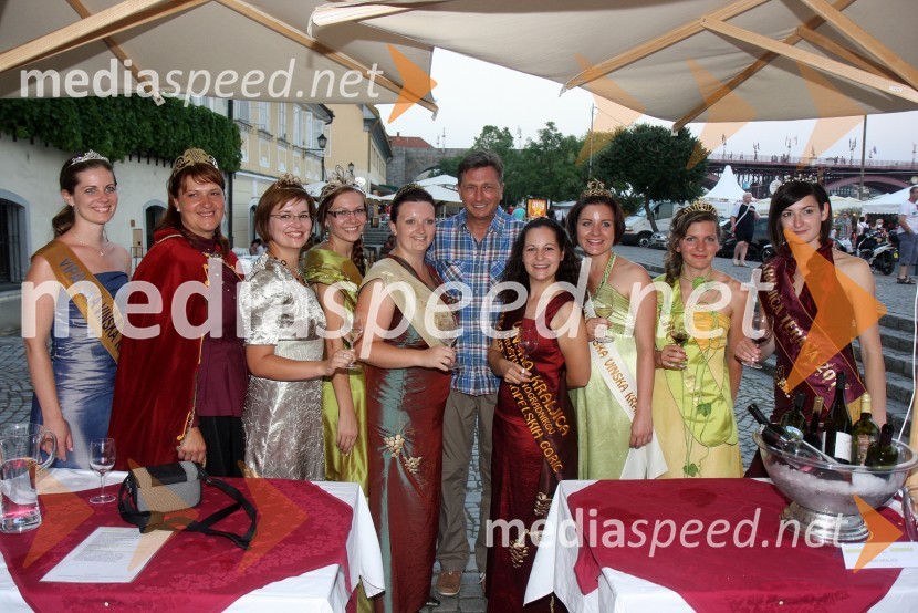 Borut Pahor, predsednik SD z vinskimi kraljicami20. Festival Lent, zaključek 24. folklornega festivala Folkart