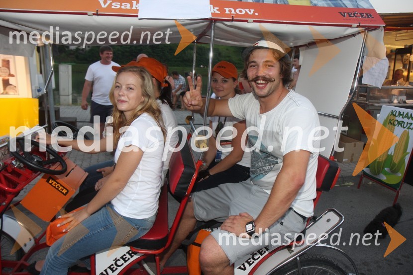 Filip Flisar, smučarski krosist s hostesami Večera20. Festival Lent, zaključek 24. folklornega festivala Folkart