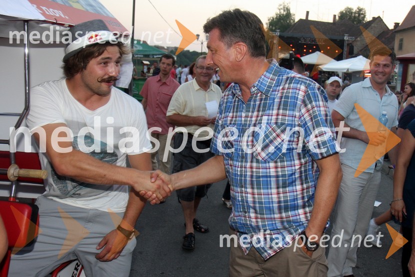 Filip Flisar, smučarski krosist in Borut Pahor, predsednik SD20. Festival Lent, zaključek 24. folklornega festivala Folkart