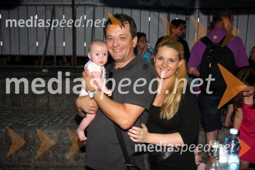 Gregor Jager, podjetnik in mestni svetnik Mestne občine Maribor, hčerka Victoria ter soproga Sara Prislan Jager20. Festival Lent, zaključek 24. folklornega festivala Folkart