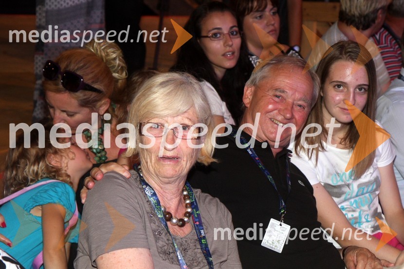 Renata Križman, mož prof. dr. Alojz Križman, zasl. prof. Univerze v Mariboru ter njuna vnukinja Pia20. Festival Lent, zaključek 24. folklornega festivala Folkart