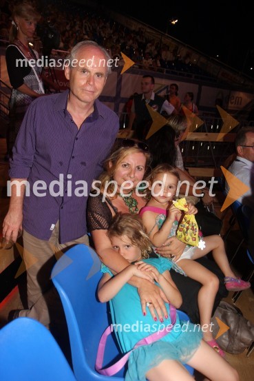 Milan Predan, Ministrstvo za zunanje zadeve RS, veleposlaništvo v Beogradu in Darka Zvonar Predan z vnukinjama20. Festival Lent, zaključek 24. folklornega festivala Folkart