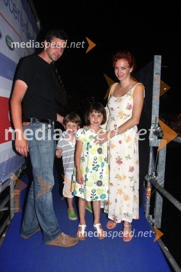 Stojan Skalicky, mestni arhitekt in soproga Urška Jodl Skalicky z otrokoma20. Festival Lent, zaključek 24. folklornega festivala Folkart