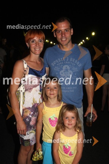 Mitja Dragšič in Eva Lepej Dragšič, lastnika biljardnice Martinela in Fan placa Geli s hčerkama20. Festival Lent, zaključek 24. folklornega festivala Folkart