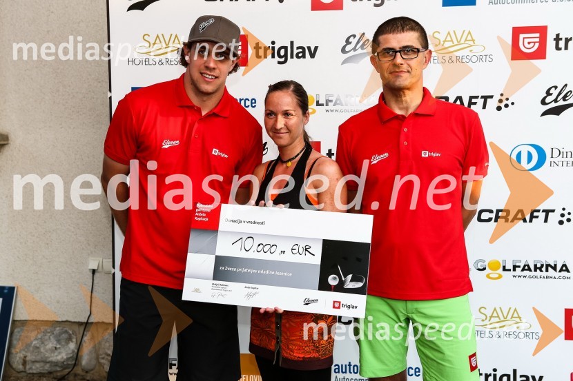 Anže Kopitar, hokejist, Petra Erzetič, Zveza prijateljev mladine Jesenice in Matjaž Rakovec, predsednik uprave Zavarovalnice Triglav2. dobrodelni golf turnir Anžeta Kopitarja