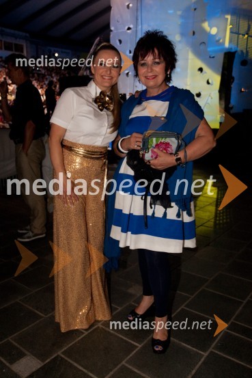 Nuša Derenda, pevka in Zdenka Kahne, lastnica in direktorica kozmetike Kahne32. Festival Melodije morja in sonca