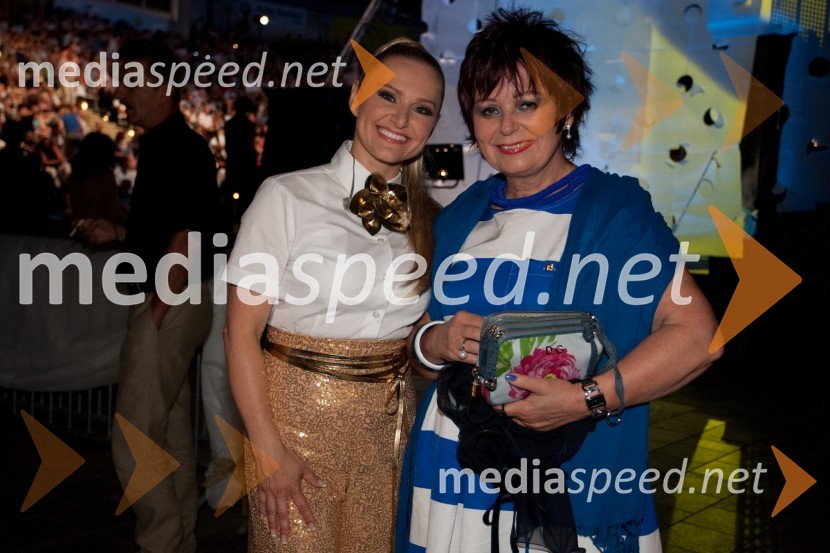 Nuša Derenda, pevka in Zdenka Kahne, lastnica in direktorica kozmetike Kahne32. Festival Melodije morja in sonca