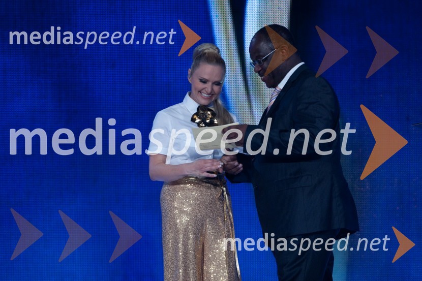 Nuša Derenda, pevka in dr. Peter Bossman, župan občine Piran32. Festival Melodije morja in sonca