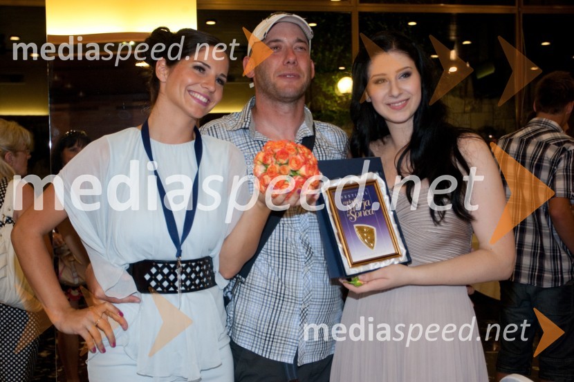 Lea Sirk, pevka, Gaber Radojevič, pisec besedil in Eva Boto, pevka32. Festival Melodije morja in sonca