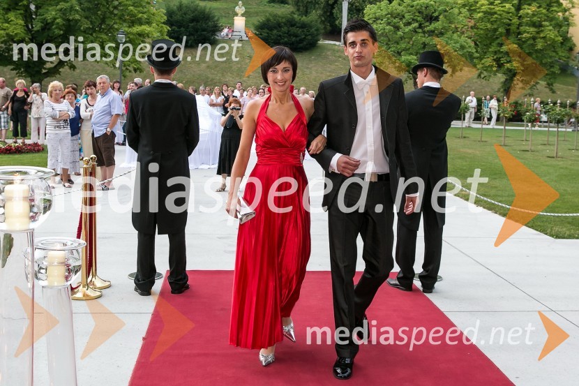 Klaudija Redenšek, direktorica Zavoda za kulturo Rogaška Slatina in spremljevalec Sergej Slapnik
Anin ples 2012