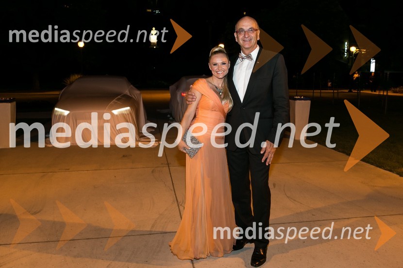 Nuša Derenda, pevka in Heinz Slesak, generalni direktor Porsche Slovenija d.o.o.Anin ples 2012
