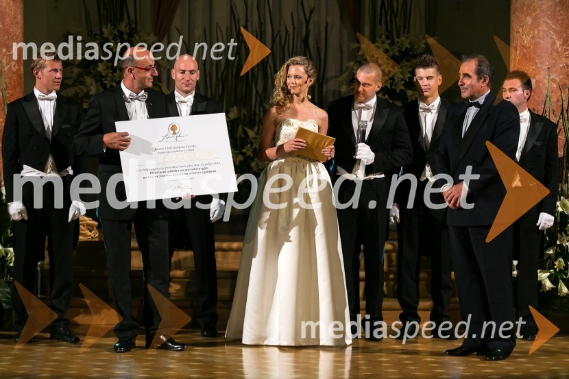 Heinz Slesak, generalni direktor Porsche Slovenija d.o.o., Helena Pirc, povezovalka prireditve ter prim.doc.dr. Marjan Koršič, predstojnik Kliničnega oddelka za nevrokirurgijo UKC LJAnin ples 2012