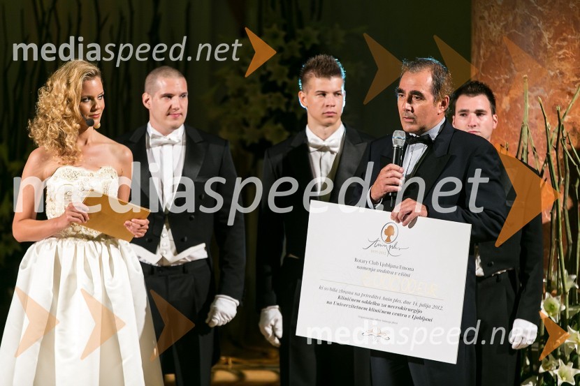 Helena Pirc, povezovalka prireditve ter prim.doc.dr. Marjan Koršič, predstojnik Kliničnega oddelka za nevrokirurgijo UKC LJAnin ples 2012