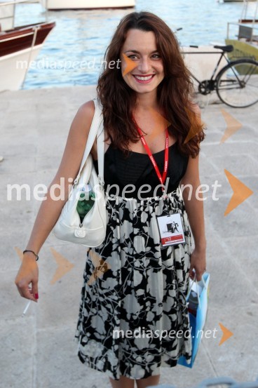 Kristina Šober, odnosi z javnostmi Gledališča UlyssesOdisej, premiera mednarodne gledališke koprodukcije na Brionih