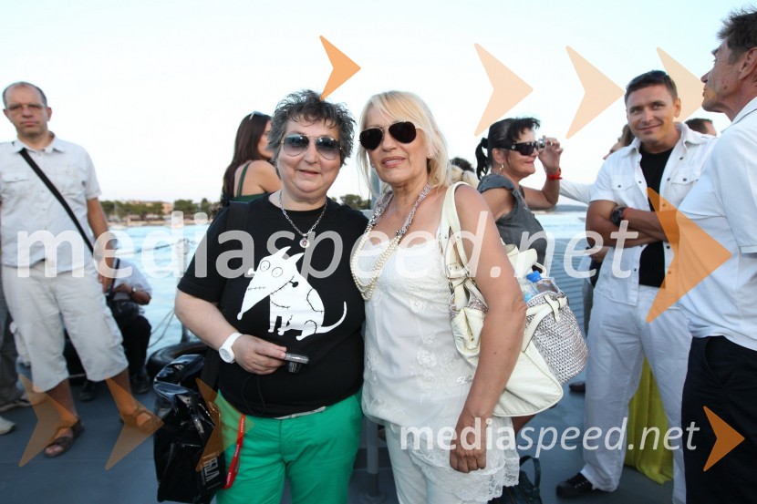 Dragica Petrovič, režiserka in producentka ter Vera Hegeduš, lastnica trgovine Gloss Couture in revije GlossOdisej, premiera mednarodne gledališke koprodukcije na Brionih