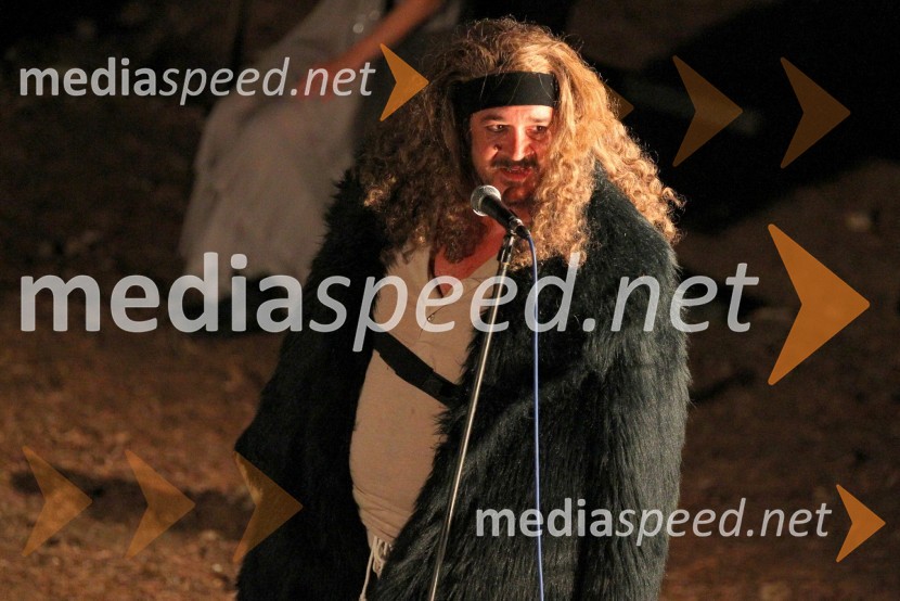 Prizor iz predstave OdisejOdisej, premiera mednarodne gledališke koprodukcije na Brionih