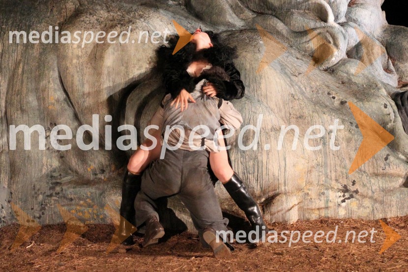 Prizor iz predstave OdisejOdisej, premiera mednarodne gledališke koprodukcije na Brionih