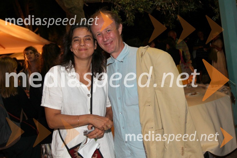 Režiserka Lenka Udovički, soproga Radeta Šerbedžije in Peter Tomaž Dobrila, svetovalec za intermedijsko povezovanje Maribor 2012 - EPKOdisej, premiera mednarodne gledališke koprodukcije na Brionih