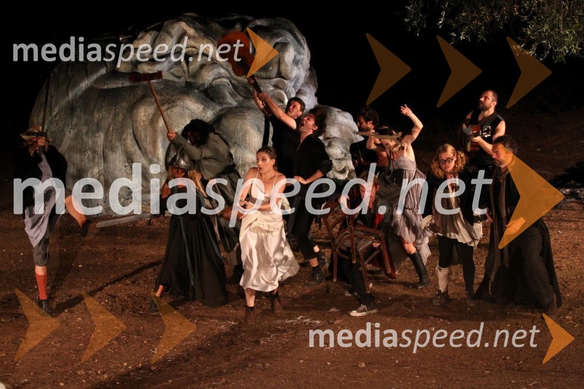 	Prizor iz predstave OdisejOdisej, premiera mednarodne gledališke koprodukcije na Brionih