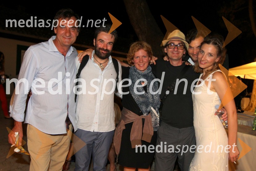 Darko Stazić, ravnatelj zagrebškega gledališča Gavella, Ozren Grabarić, igralec, Dora Delbianco, dramaturginja, Aleksandar Popovski, režiser, Branko Jordan, igralec in Dijana Vidušin, igralkaOdisej, premiera mednarodne gledališke koprodukcije na Brionih