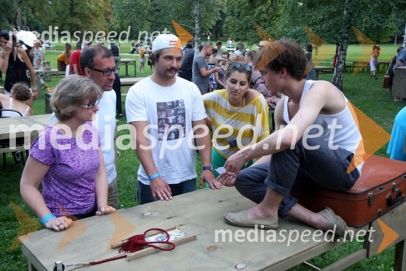 ..., ..., Filip Flisar, smučar prostega sloga, ..., ...Between us, premiera predstave