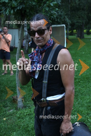 Between us, premiera predstave