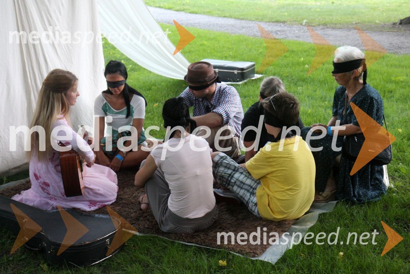 	Premiera predstave Between usBetween us, premiera predstave