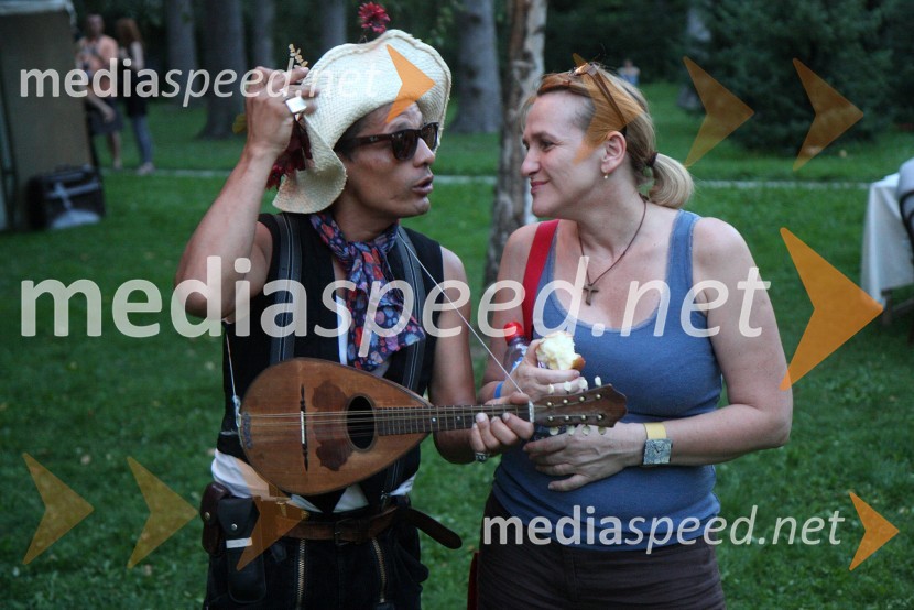 Between us, premiera predstave