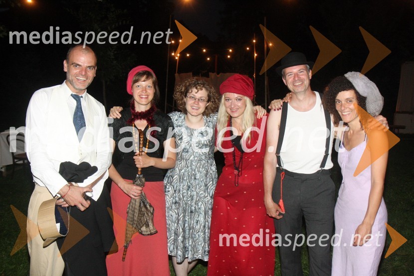 Benoit Gasnier, Inge van Gestel, Sarah John, Barbara Pia Jenič, Jean-Marie Oriot  Julie Seiller, režiserji in scenografiBetween us, premiera predstave