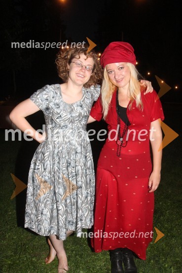 Sarah John, Barbara Pia JeničBetween us, premiera predstave