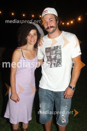 Julie Seiller, režiserka, Filip Flisar, smučar prostega slogaBetween us, premiera predstave