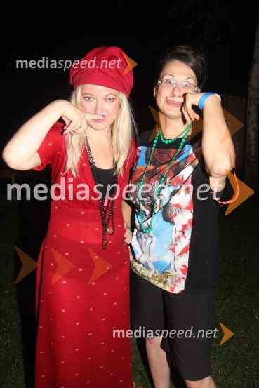 Barbara Pia Jenič, Urška Comino, PRBetween us, premiera predstave