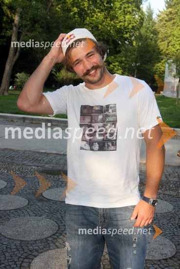 Filip Flisar, smučar prostega slogaBetween us, premiera predstave