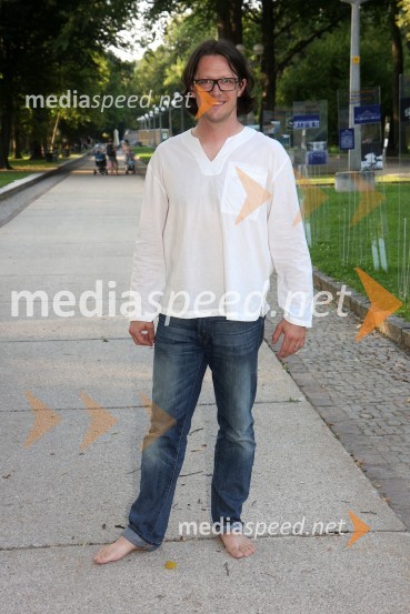 Boštjan Kljun, EPKBetween us, premiera predstave