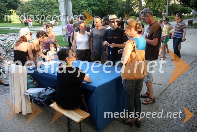 Between us, premiera predstave