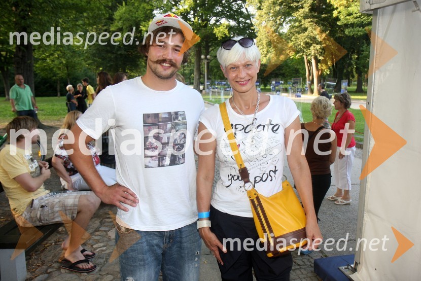 Filip Flisar, smučar prostega sloga, Barbara Drnač, novinarkaBetween us, premiera predstave