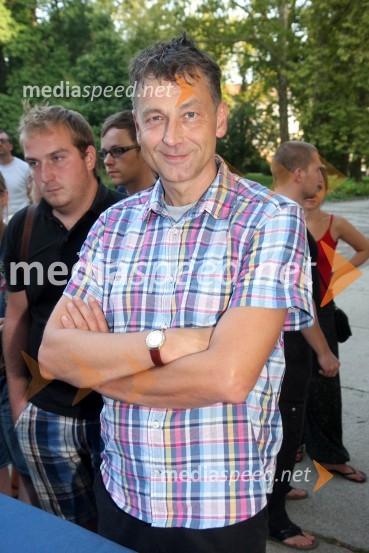 Between us, premiera predstave