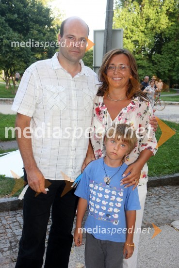 Jure Fišer, Suzana Žilič Fišer, generalna direktorica Zavoda Maribor 2012 - EPK z družinoBetween us, premiera predstave