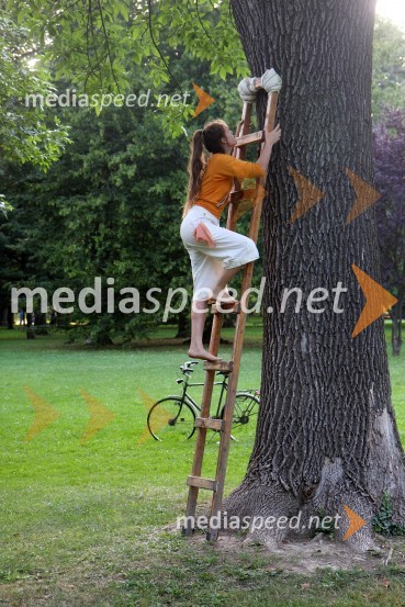 Premiera predstave Between usBetween us, premiera predstave